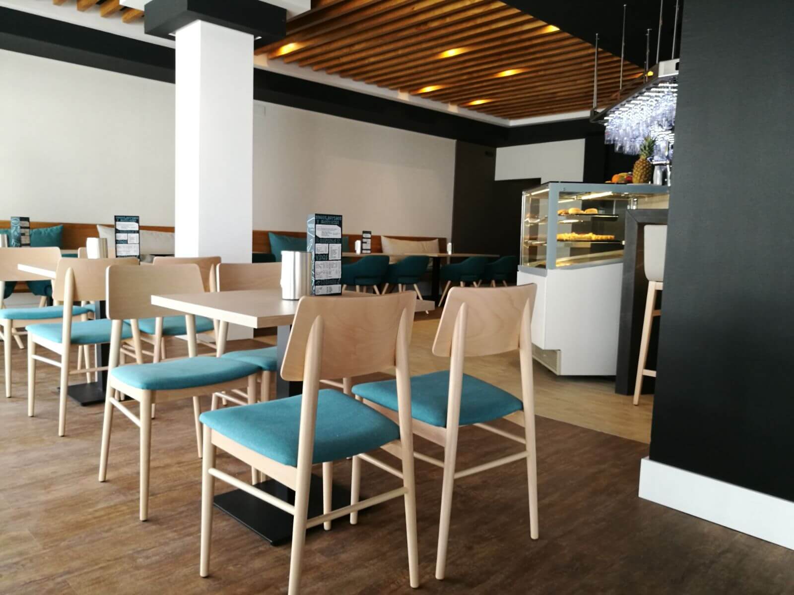 sillas tapizadas y mesas interior restaurante