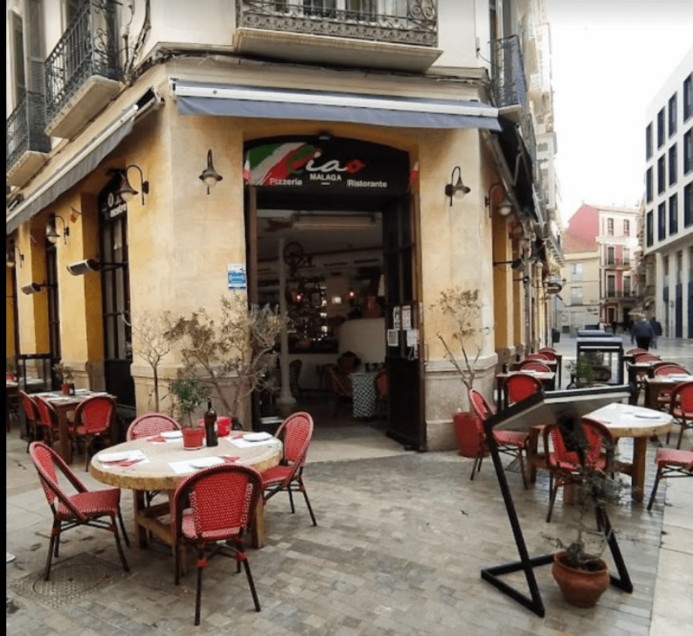 Mobiliario de hostelería suministrado por INOU en terraza CIAO restaurante - Málaga