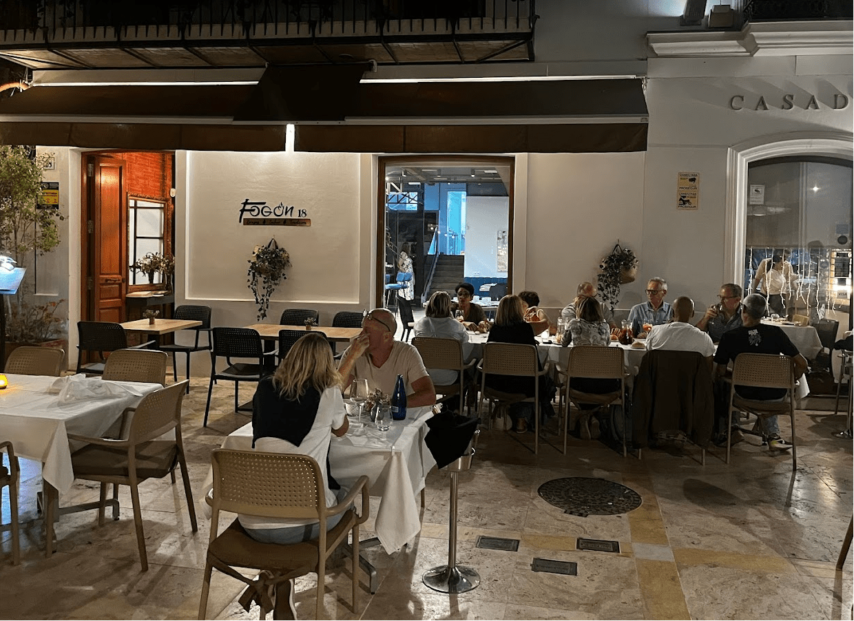 Mobiliario de hostelería suministrado por INOU en terraza FOGON 18 RESTAURANTE - Estepona - Málaga
