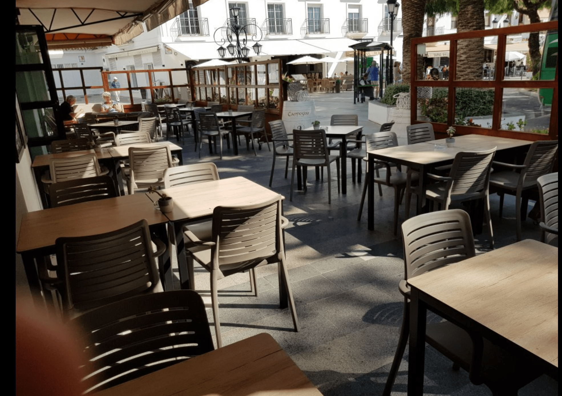 Mobiliario de hostelería suministrado por INOU en terraza KOCO BISTROT - Mijas