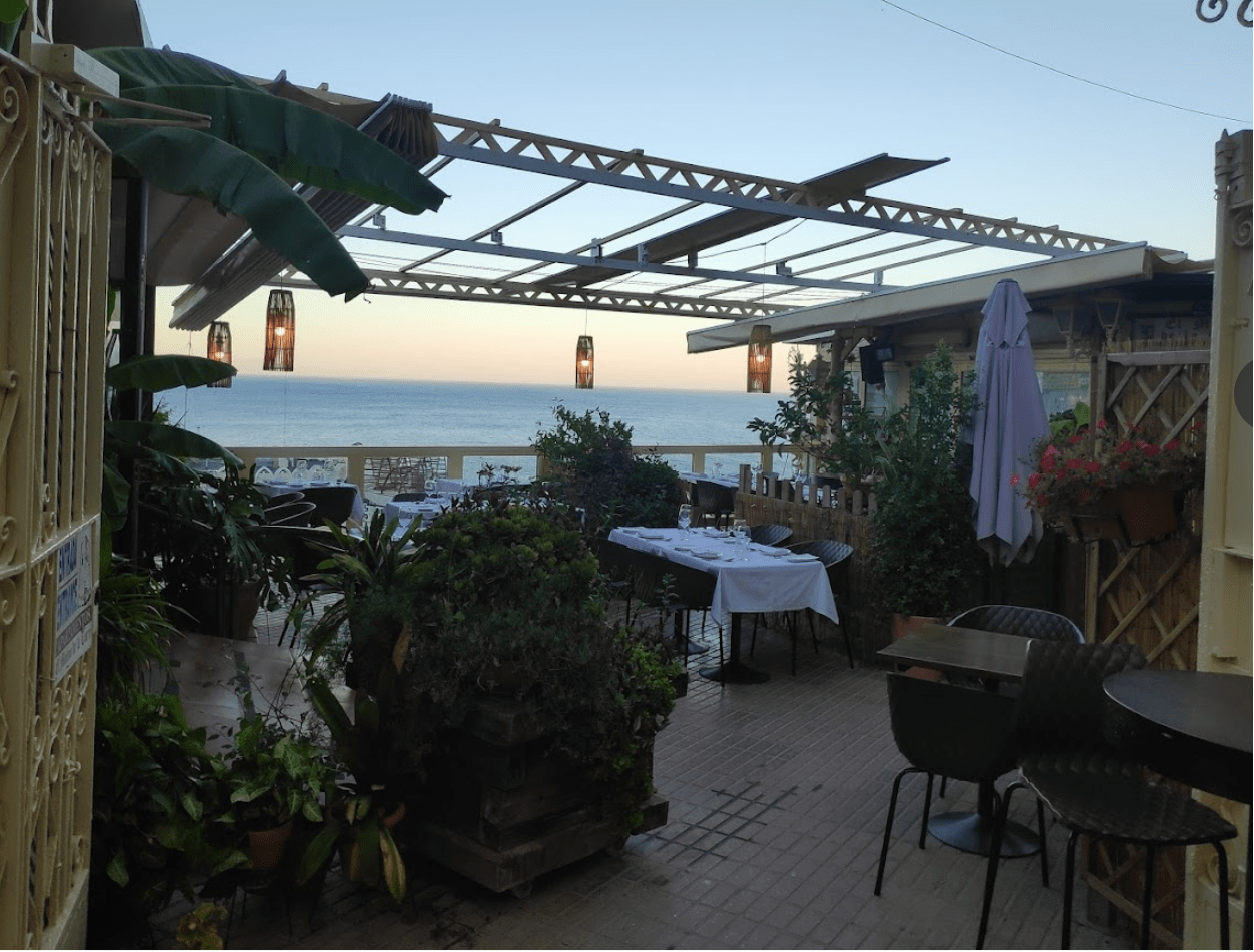 Mobiliario de hostelería suministrado por INOU en terraza LA_TIERRA_restaurante-Torremolinos-Malaga-
