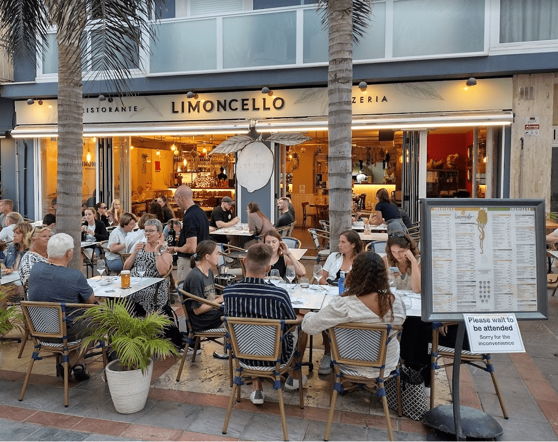 Mobiliario de hostelería suministrado por INOU en LIMONCELLO BAR Fuengirola - Málaga