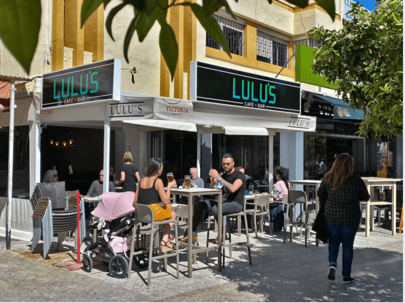 Mobiliario de hostelería suministrado por INOU en LULUS_CAFE_BAR_Benalmadena-Malaga