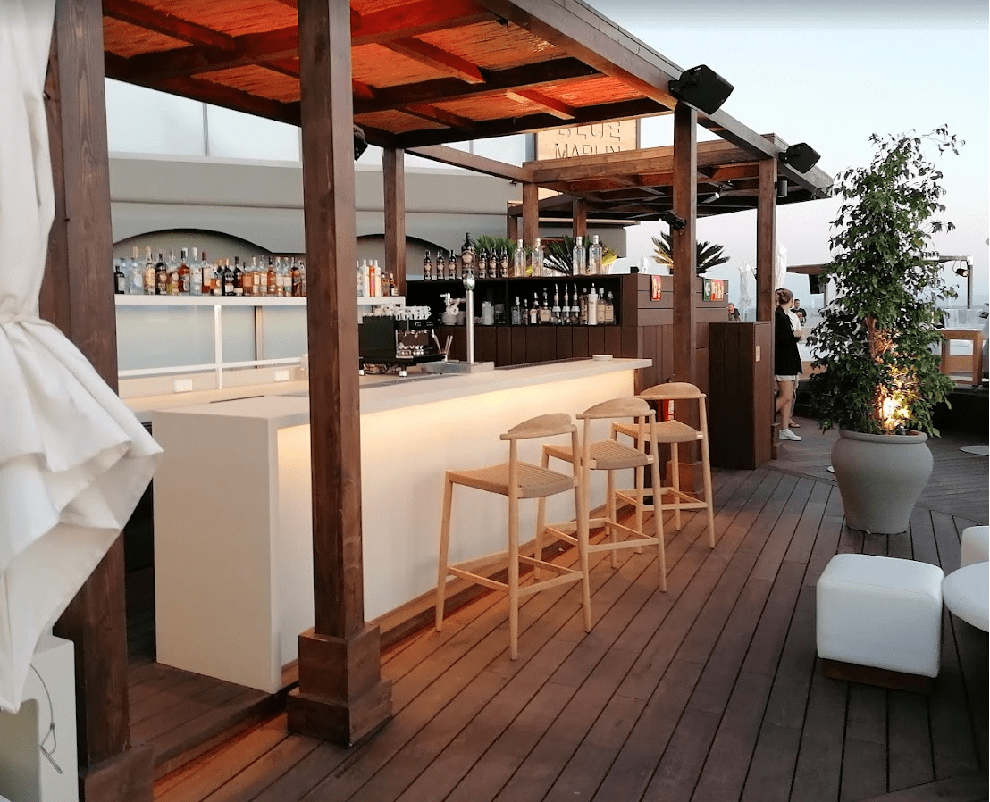 Mobiliario terraza restaurante instalado por INOU en Blu Marlin sky lounge en Las Palmas