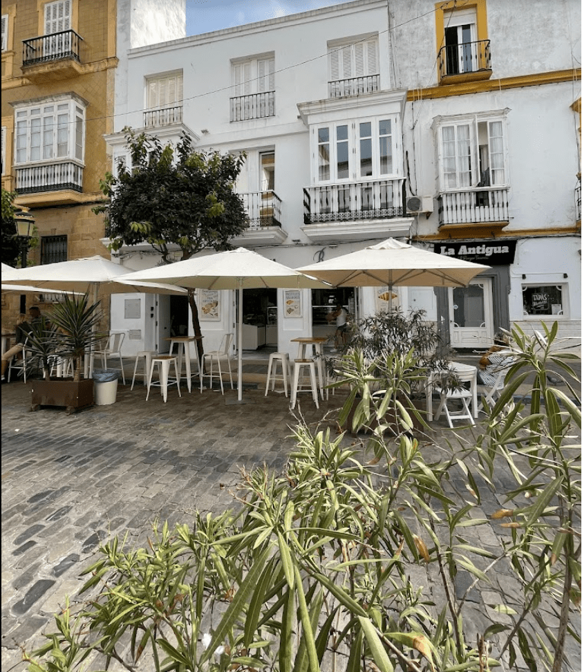 Mobiliario de hostelería suministrado por INOU en PASTELERIA BERNAL Tarifa - Cádiz