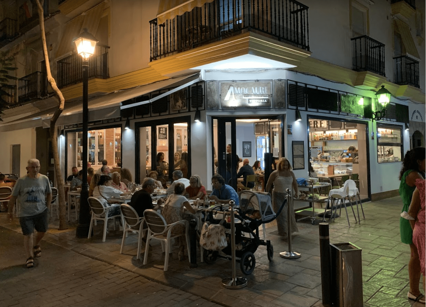 Mobiliario de hostelería suministrado por INOU en RESTAURANTE AMOCAFRE Fuengirloa - Málaga