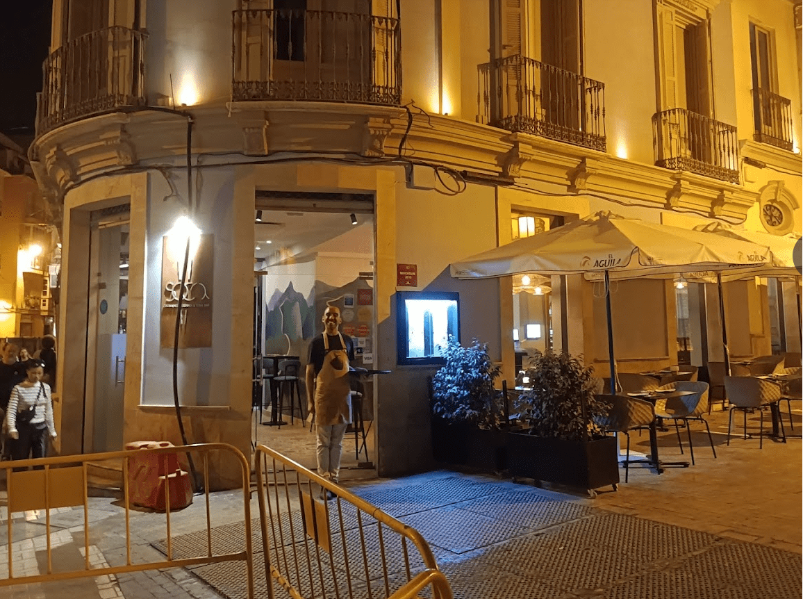 Mobiliario de hostelería suministrado por INOU en RESTAURANTE SOCA - Málaga