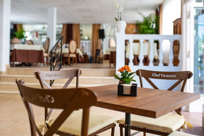Sillas de hostelería personalizadas por INOU para el restaurante CHEF_VICANTAN