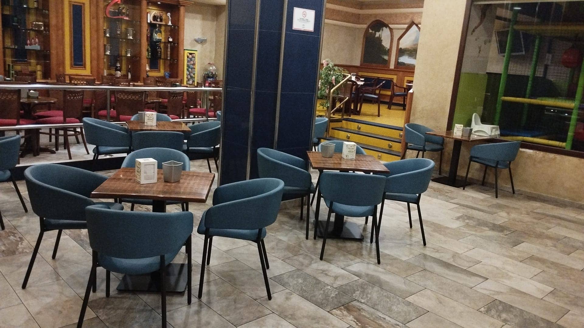 Sillas mesas cafetería de INOU Mobiliario
