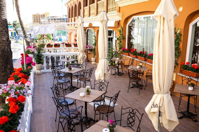 sillas y mesas de terraza por INOU para restaurante CHEF_VICANTAN