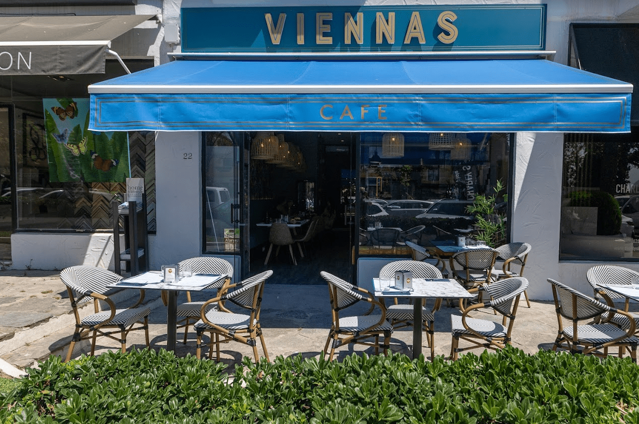 Mobiliario de hostelería suministrado por INOU en VIENNAS CAFE Marbella - Málaga