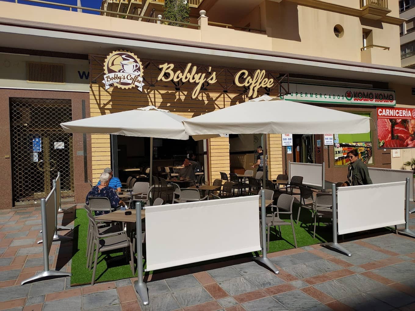 sillas y mesas instaladas por INOU restaurante Bobbys Coffe