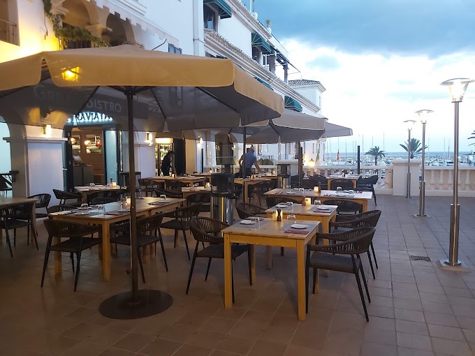 sillas y mesas de terraza exterior de INOU para restaurante LA TRAVIATA
