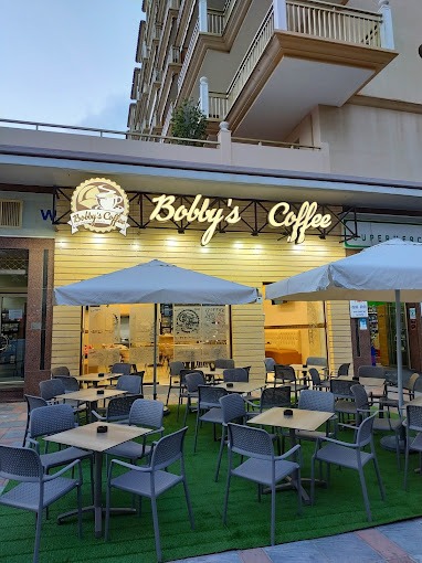 sillas y mesas terraza restaurante por INOU para BOBBYS CAFE