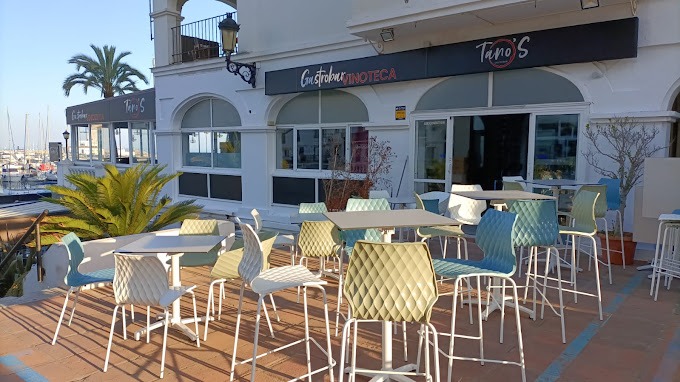 taburetes y mesas altas exterior de INOU para terraza restaurante TANOs