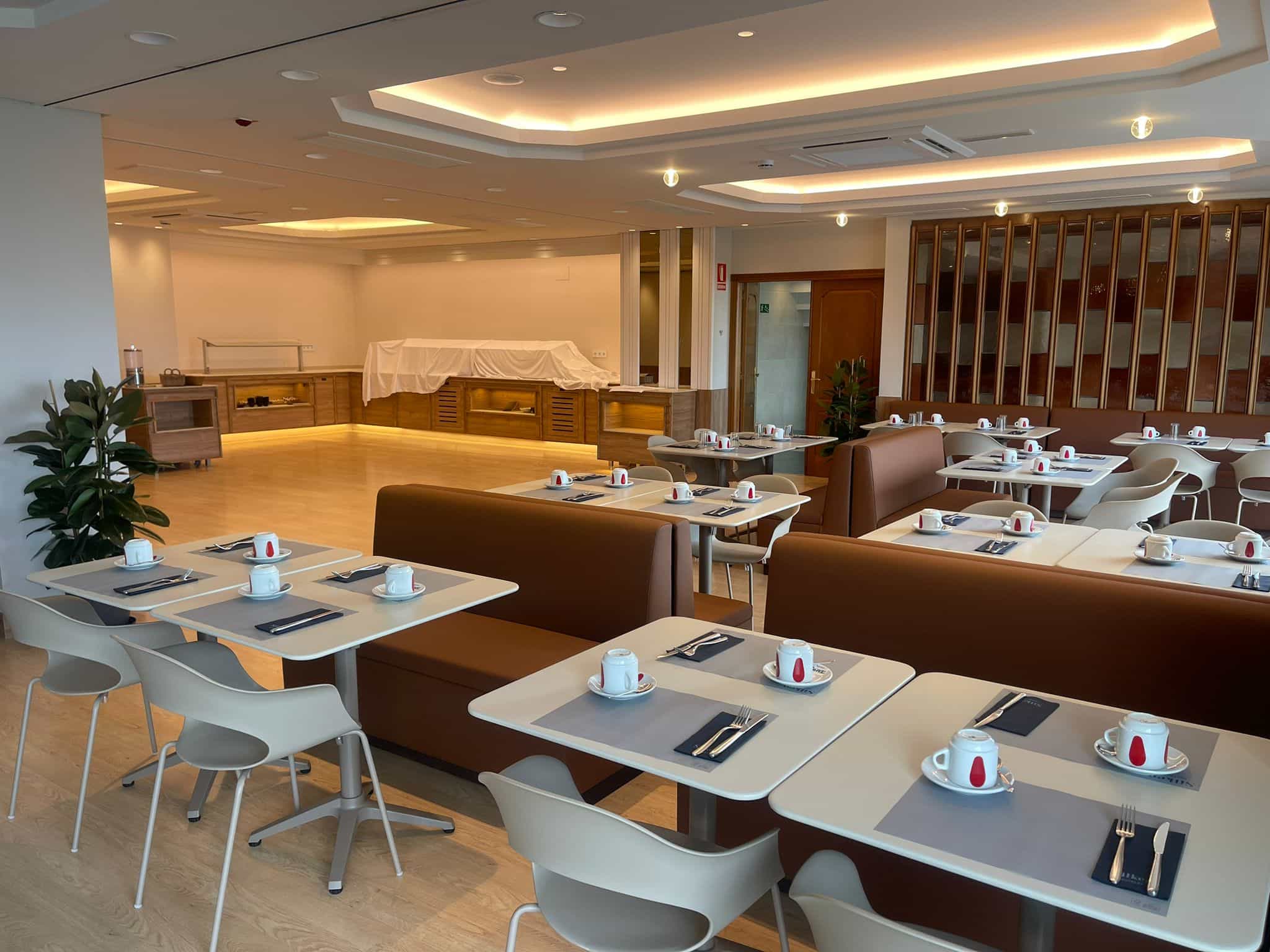 mobiliario-sillas-mesas-hotel-Silken-Santander-by-INOU