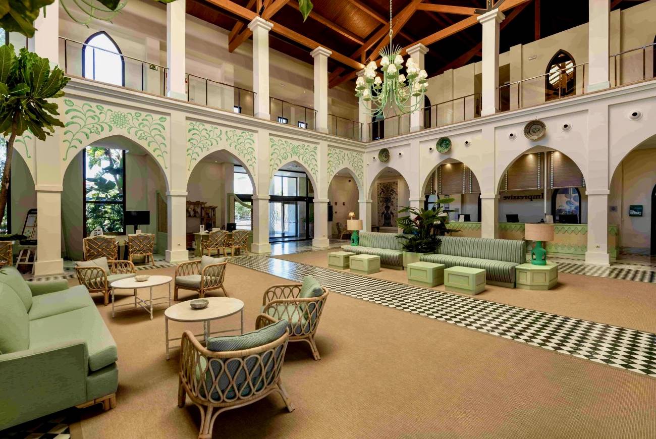 Mobiliario en lobby hotel Impressive playa Granada golf by INOU