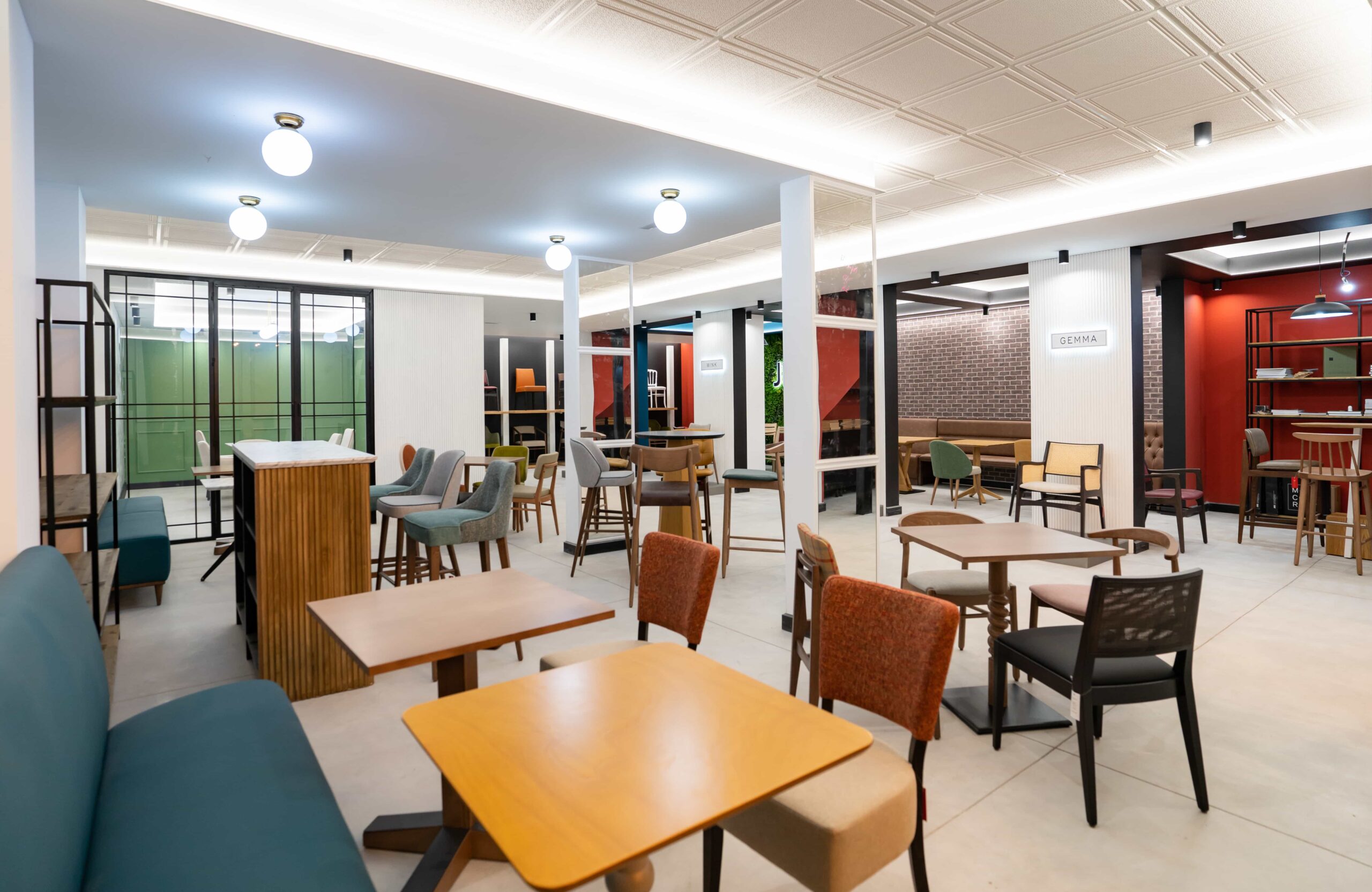 Mobiliario hostelero funcional en showroom de INOU