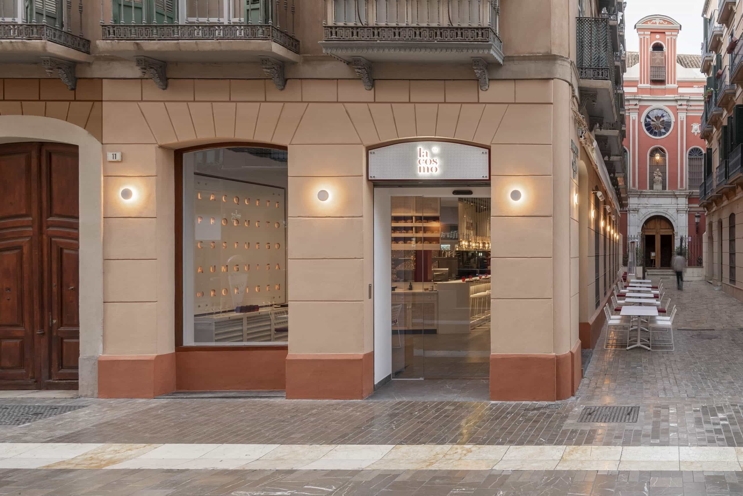 Fachada restaurante La Cosmo Málaga con mobiliario de terraza contract suministrado por INOU.