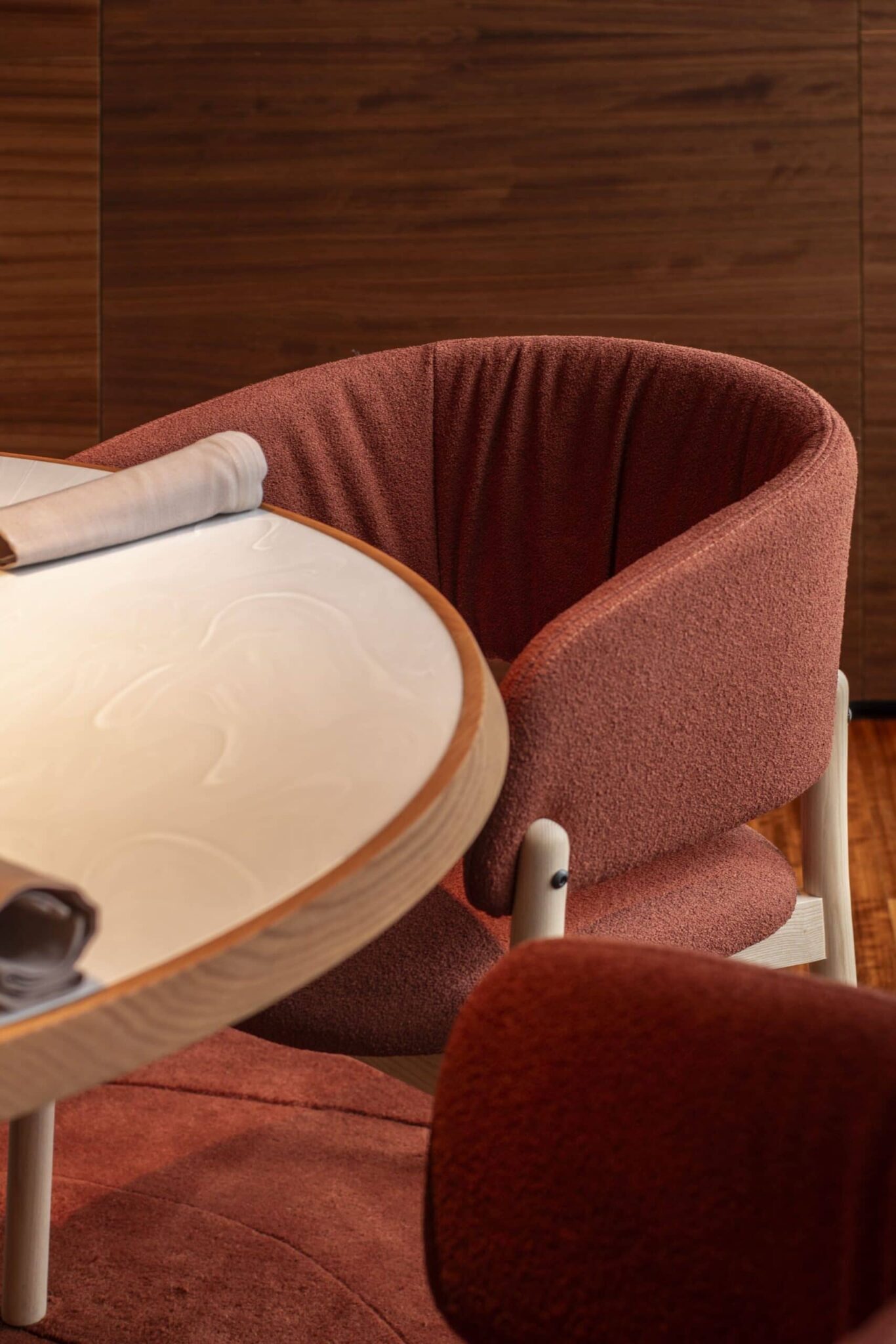 Sillas mesas restaurante Blossom INOU Lago Interioriza