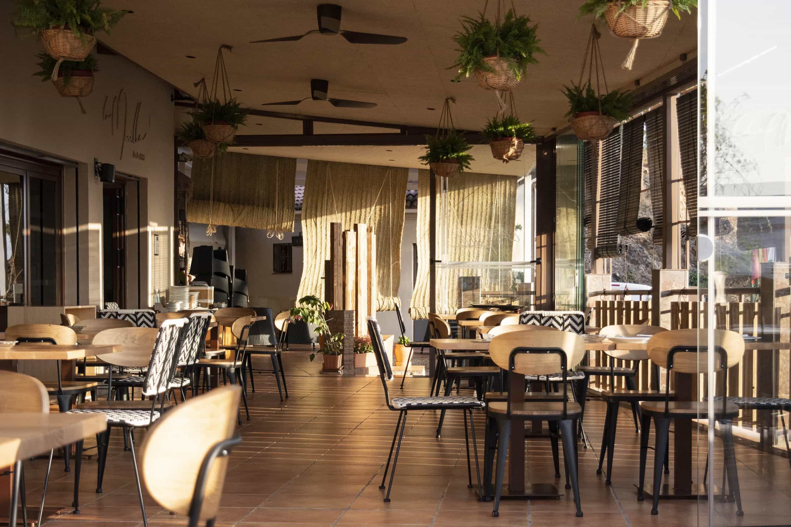 Interiorismo restaurante rústico moderno Málaga con mobiliario contract de madera y metal.