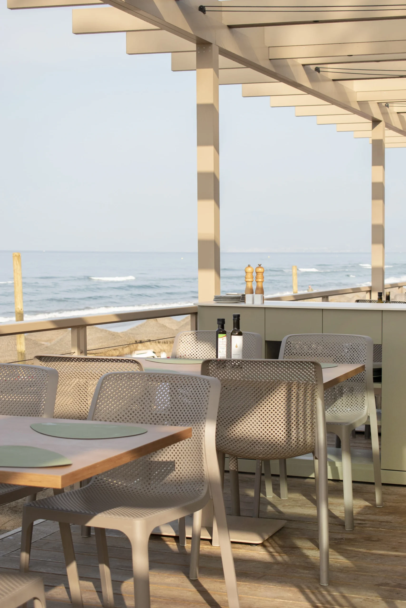 sillas mesas terraza chiringuito el laurel by INOU LAGO Interioriza