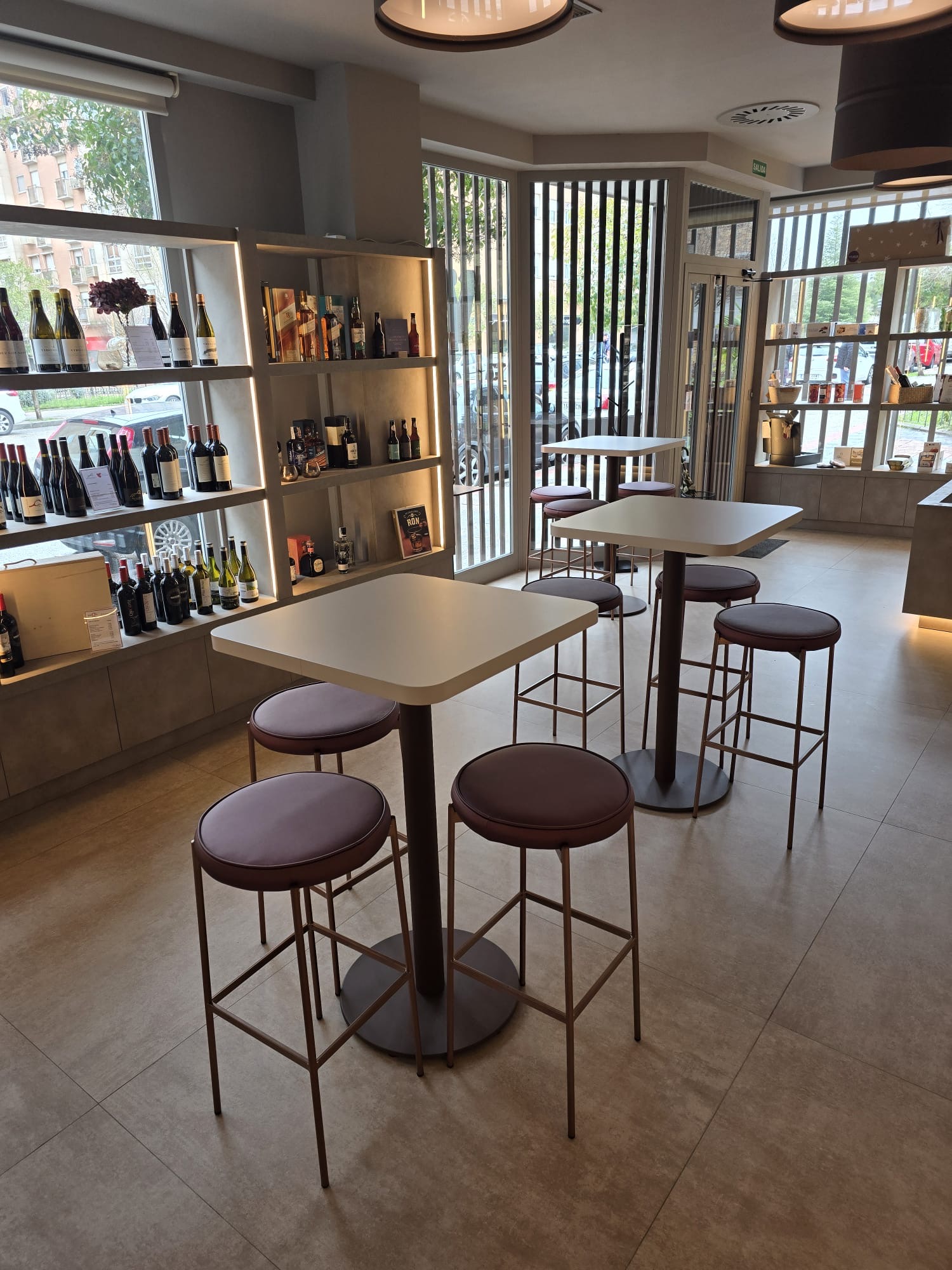 interiorismo tienda vinos Vitualla Madrid mobiliario inou