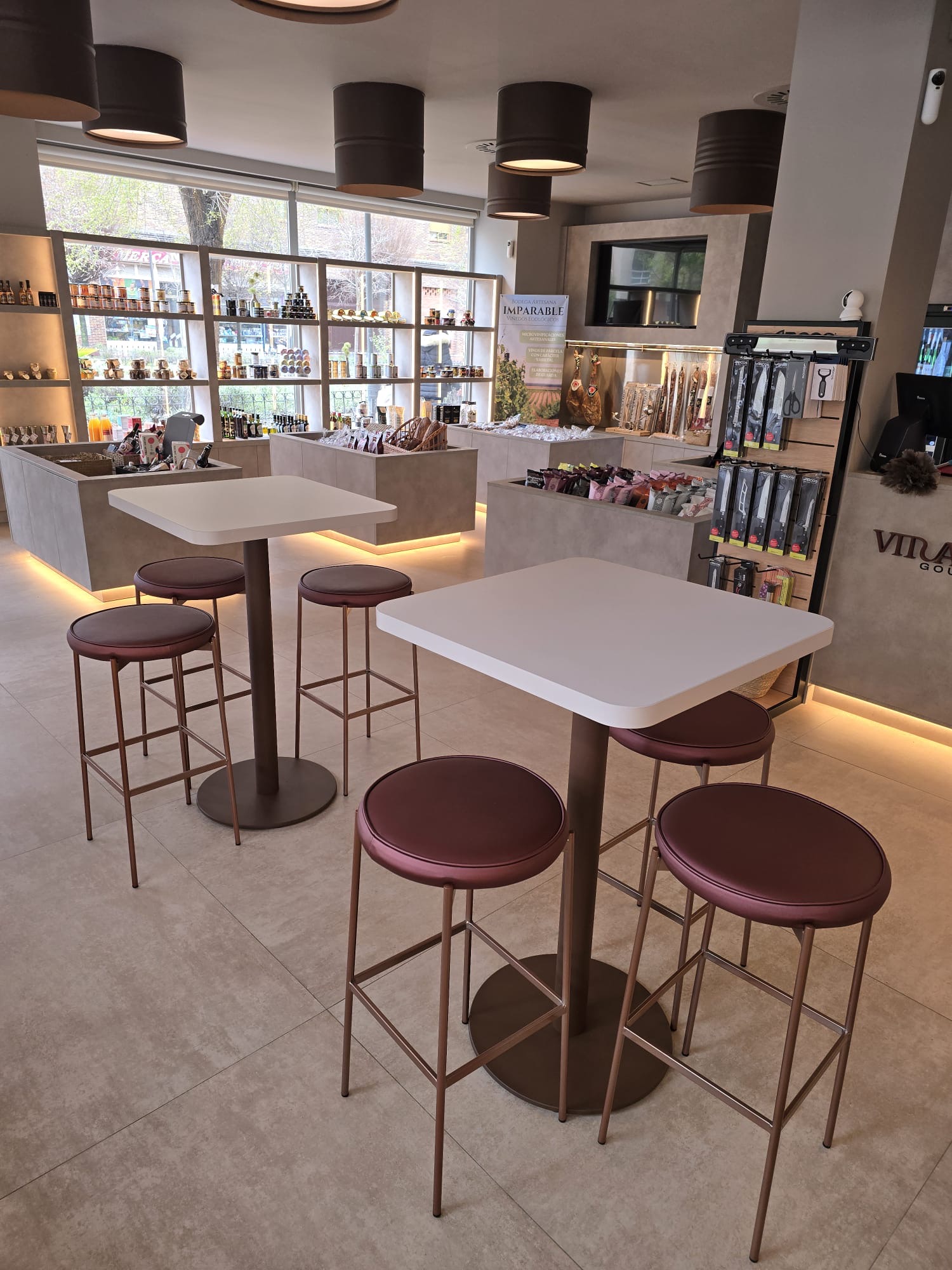 mesas altas blancas canto redondeado Vitualla Gourmet