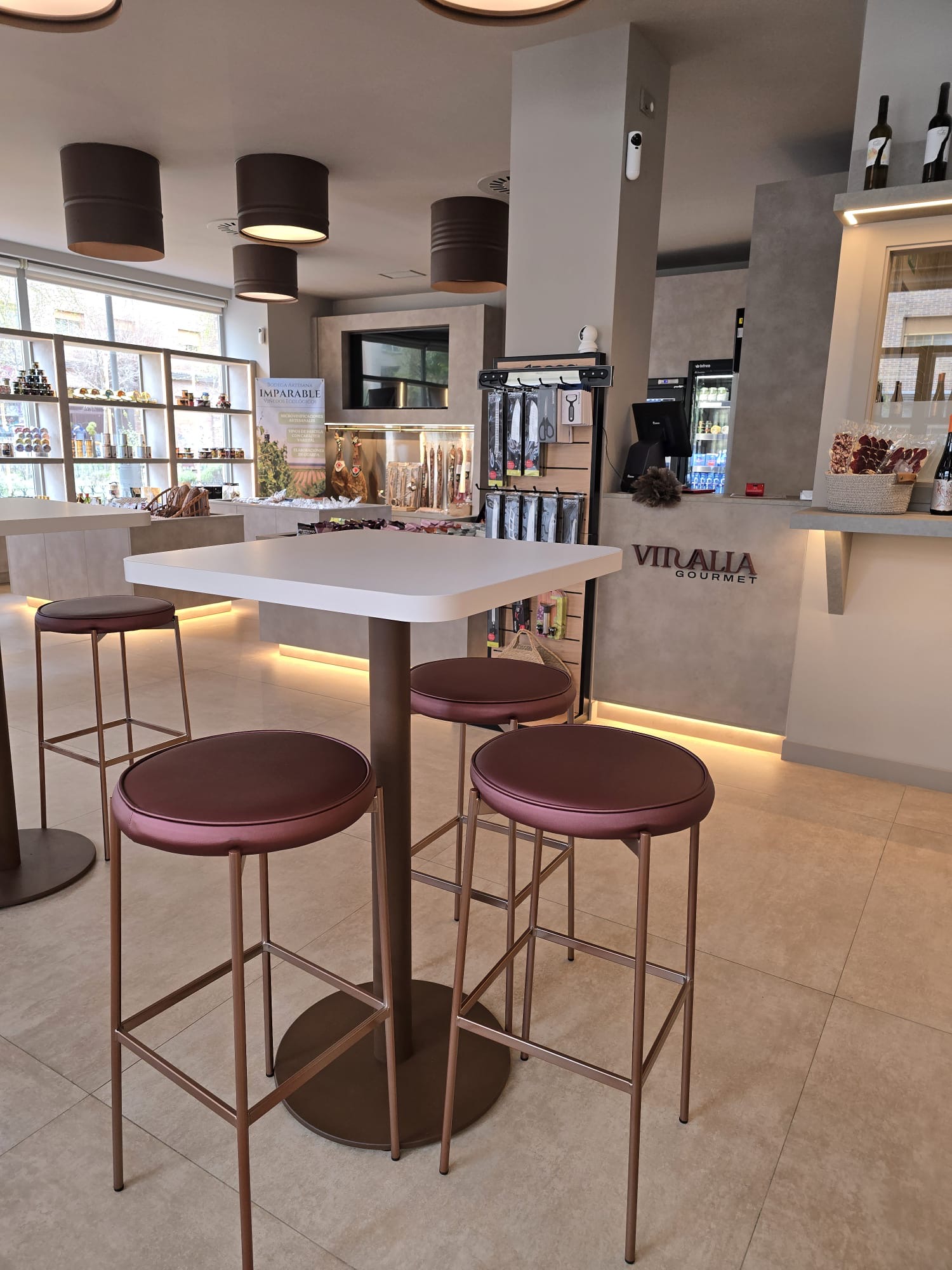 taburetes altos acabado bronce tienda Vitualla Gourmet Madrid