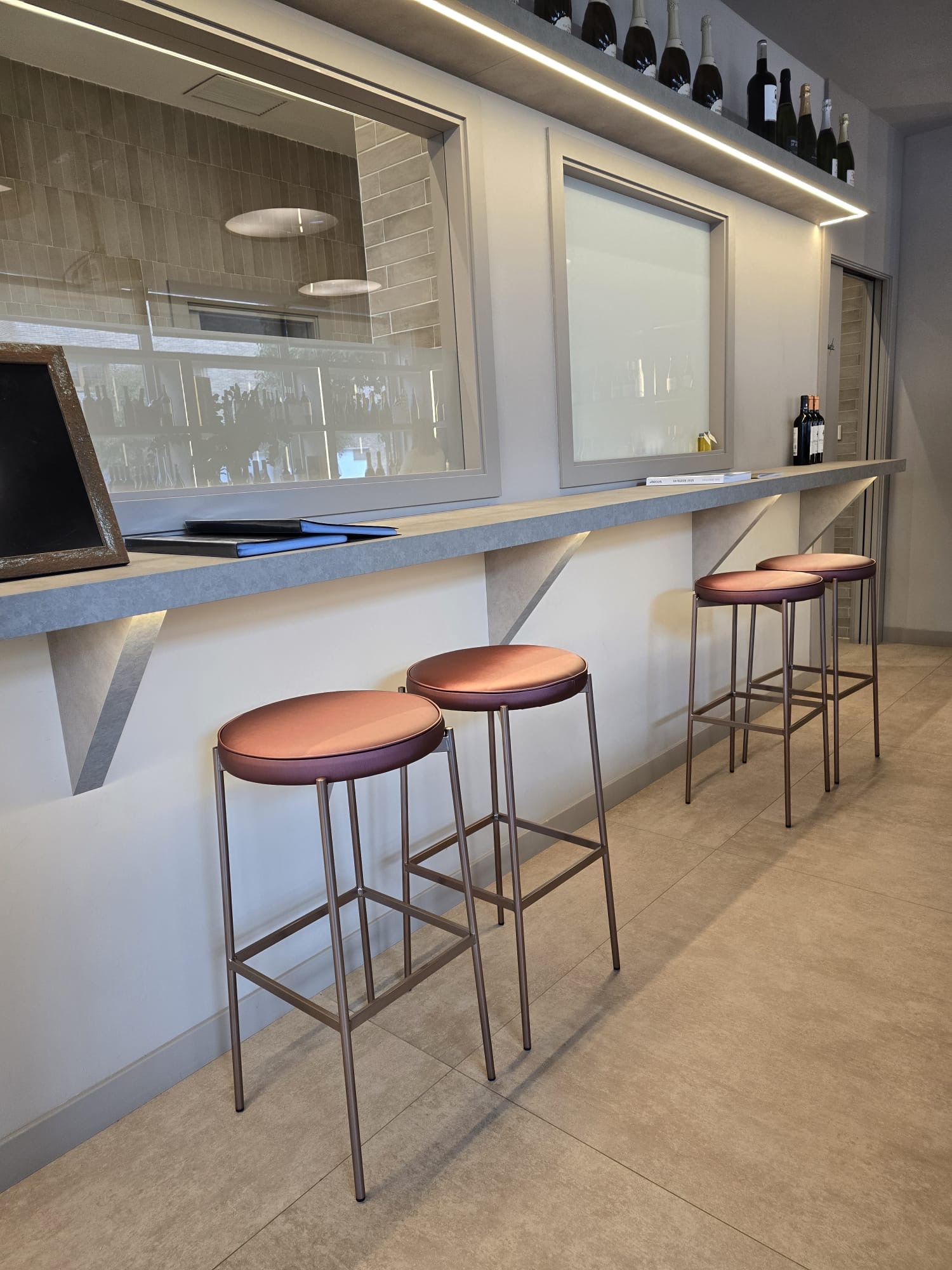 taburetes diseño minimalista estructura metálica cobre Vitualla