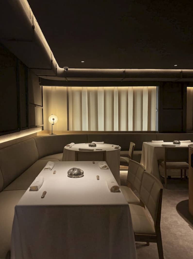 Comedor interior del Restaurante Trescero en Granada con elegantes sillas Manila de Andreu World y mesas de madera sobre pies metálicos.