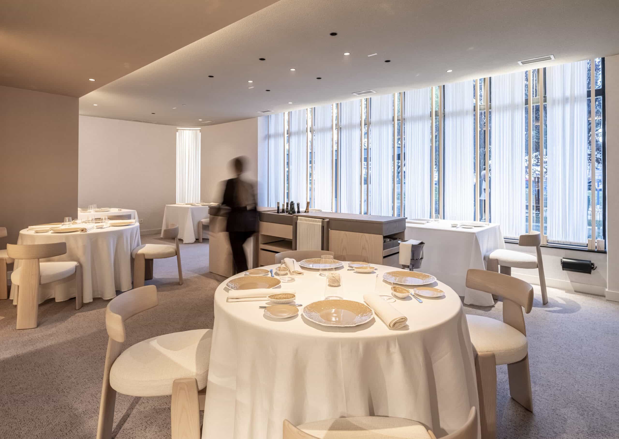 Diseño interior del salón del restaurante Michelin Clos con mesas de pies Pedrali y sillería contemporánea.
