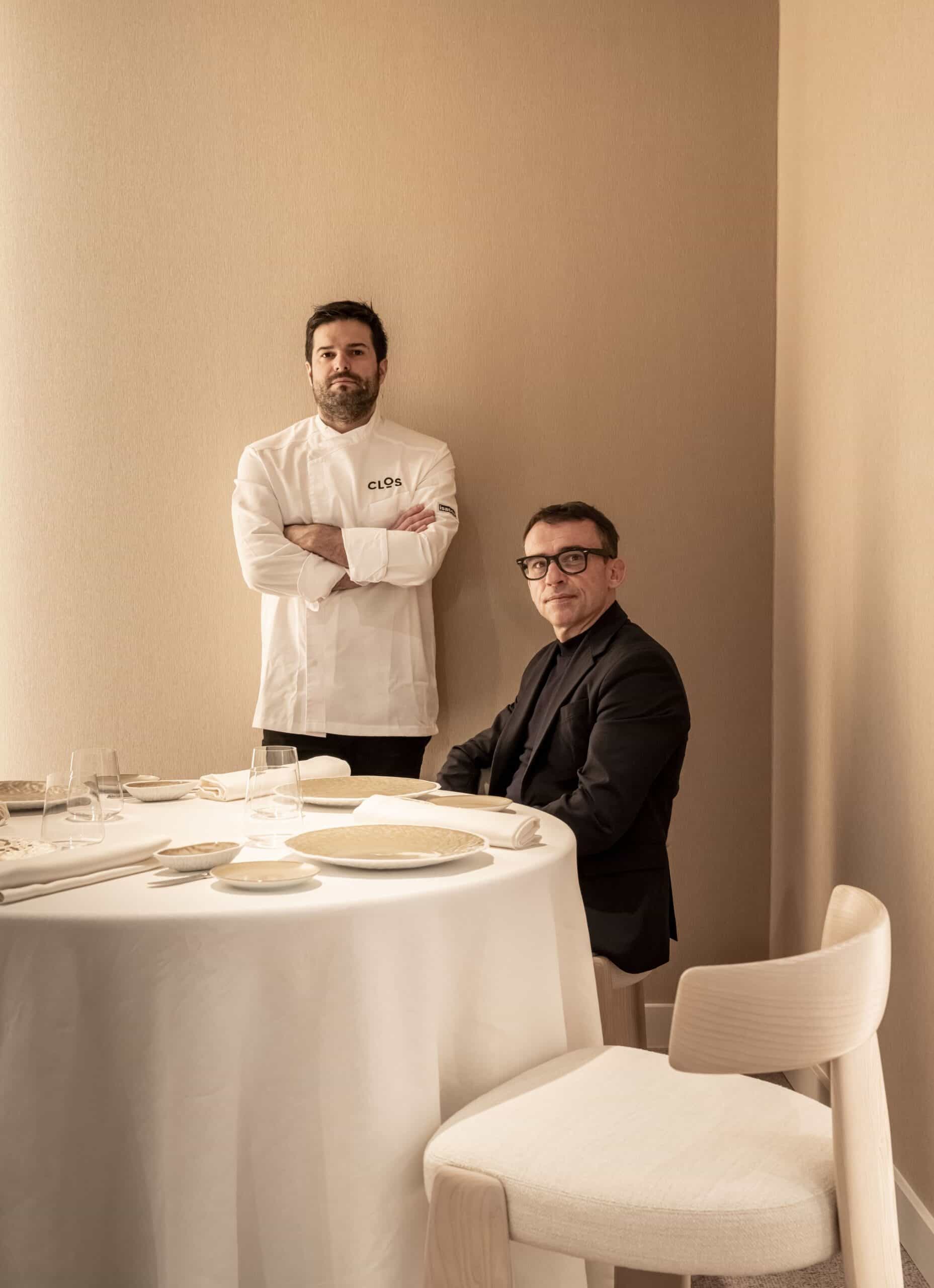 El chef Marcos Granda y acompañante en el comedor del Restaurante Clos, equipado con mobiliario contract de lujo para alta gastronomía.