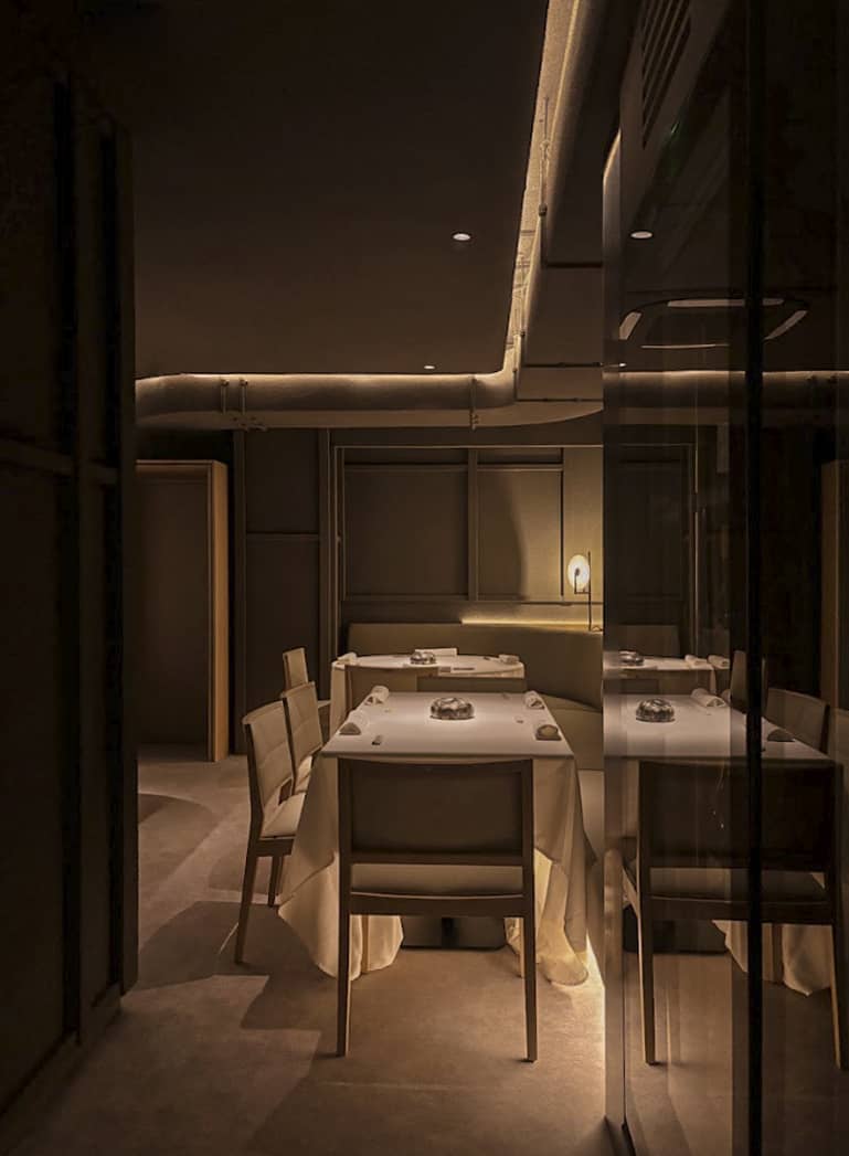 Vista del reservado del Restaurante Trescero equipado con mobiliario contract de madera maciza y diseño contemporáneo.