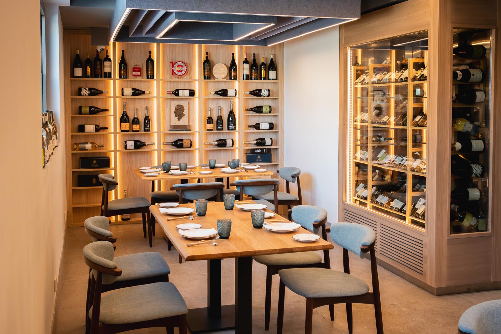 Nuevo comedor de Bar FM Granada con sillas tapizadas y mesas de madera, mobiliario INOU