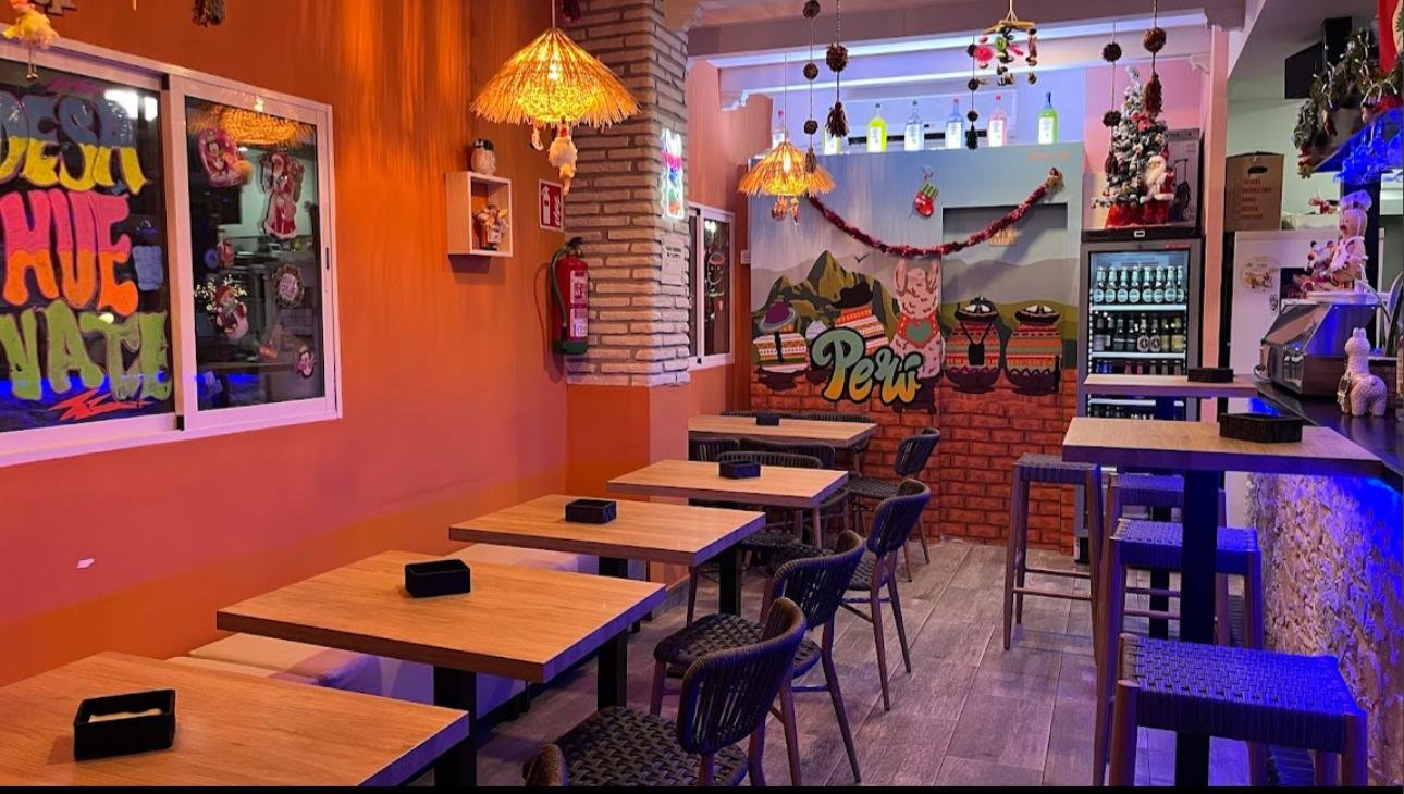 Restaurante Apu Inti con banqueta a medida tapizada en tela contract, mesas de madera y taburetes de barra, mobiliario INOU