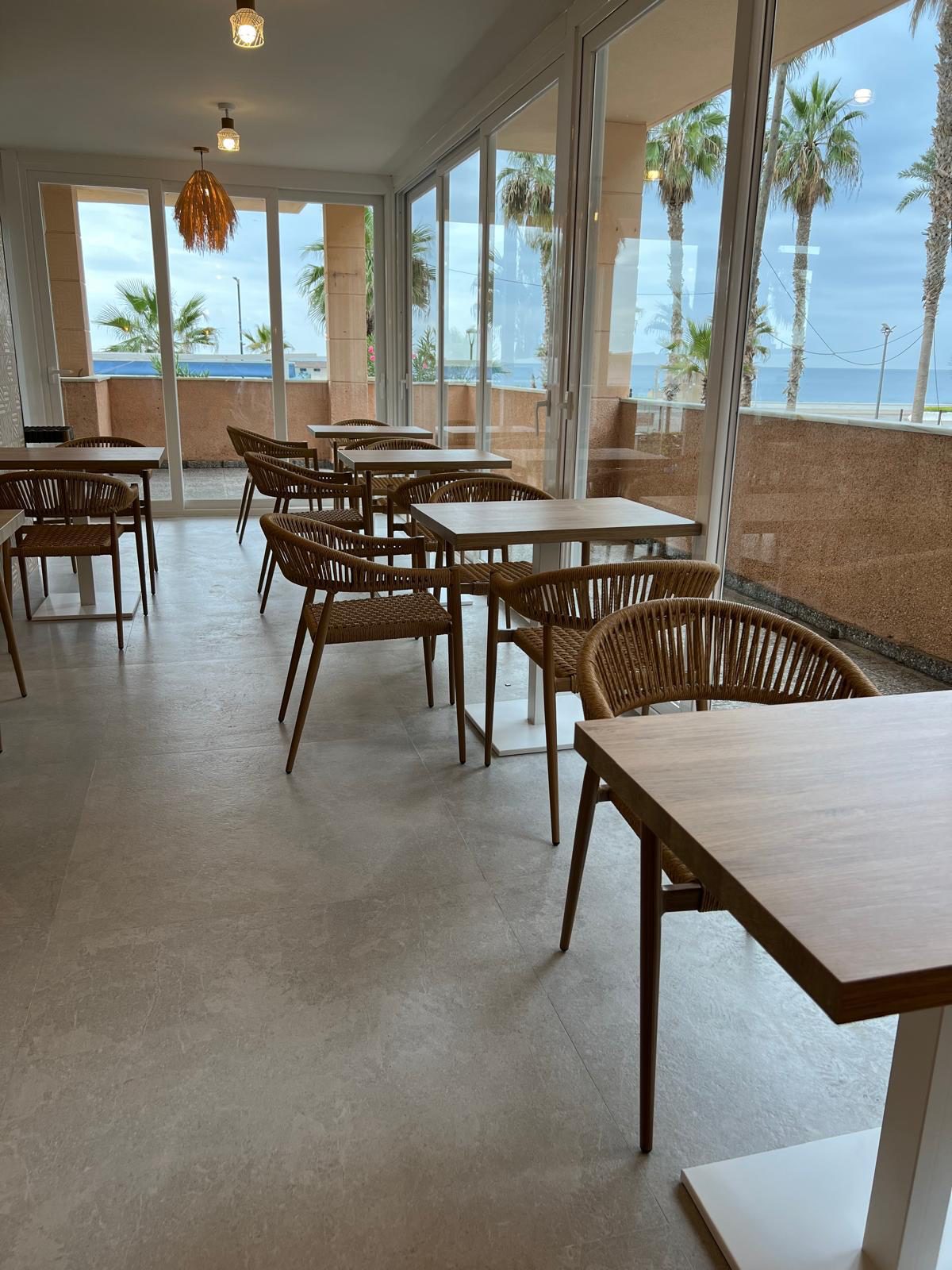 Nuevo comedor de El Rey del Boquerón en Salobreña con sillas de cordaje y mesas contract, mobiliario INOU